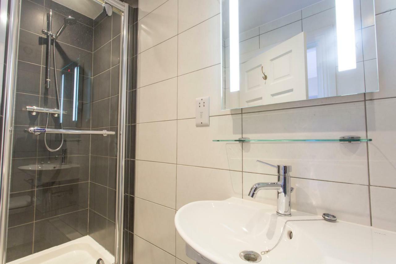 Twin Room with Shower