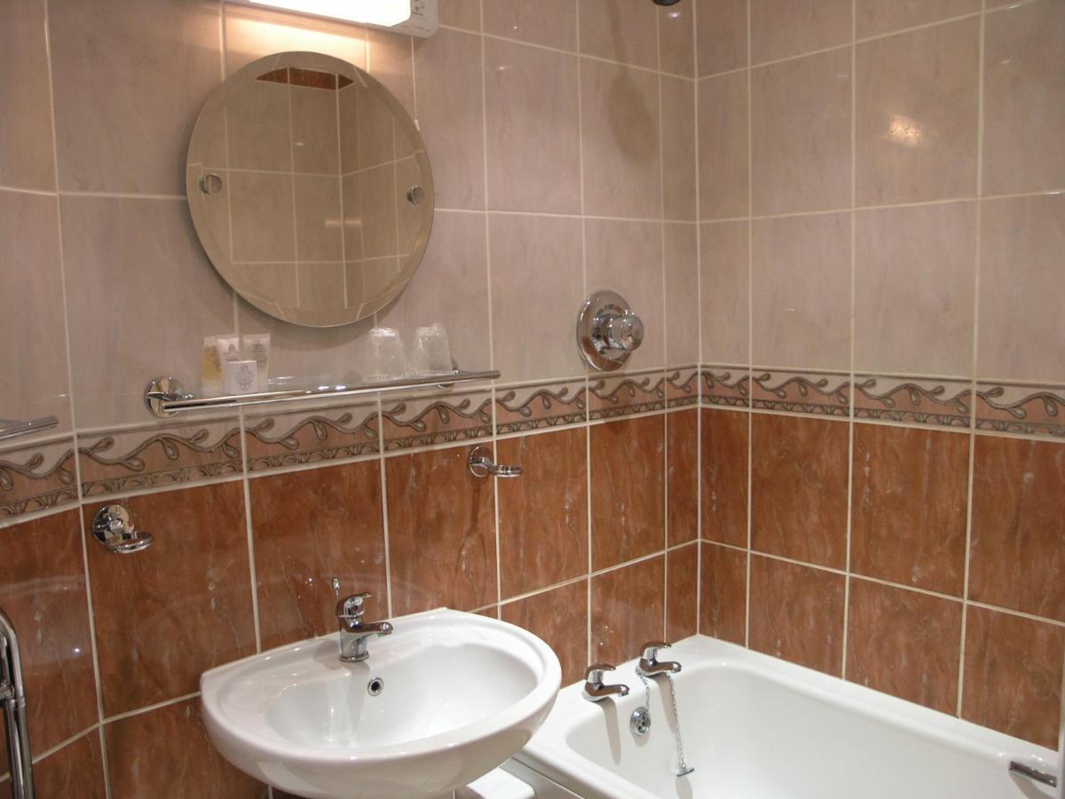 Family Room with Double and Single Beds - Non-Smoking