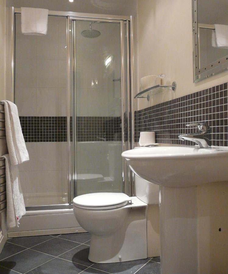 1 Double Bed Non-Smoking Small Room