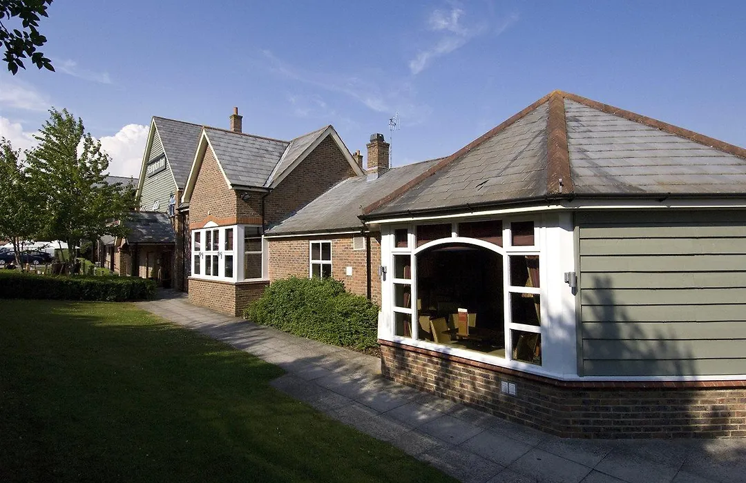 Premier Inn Salisbury North Bishopdown-1