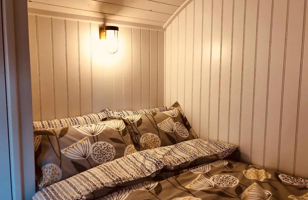 Somerleyton Meadows - The Hideaway Hut & Hot Tub-1