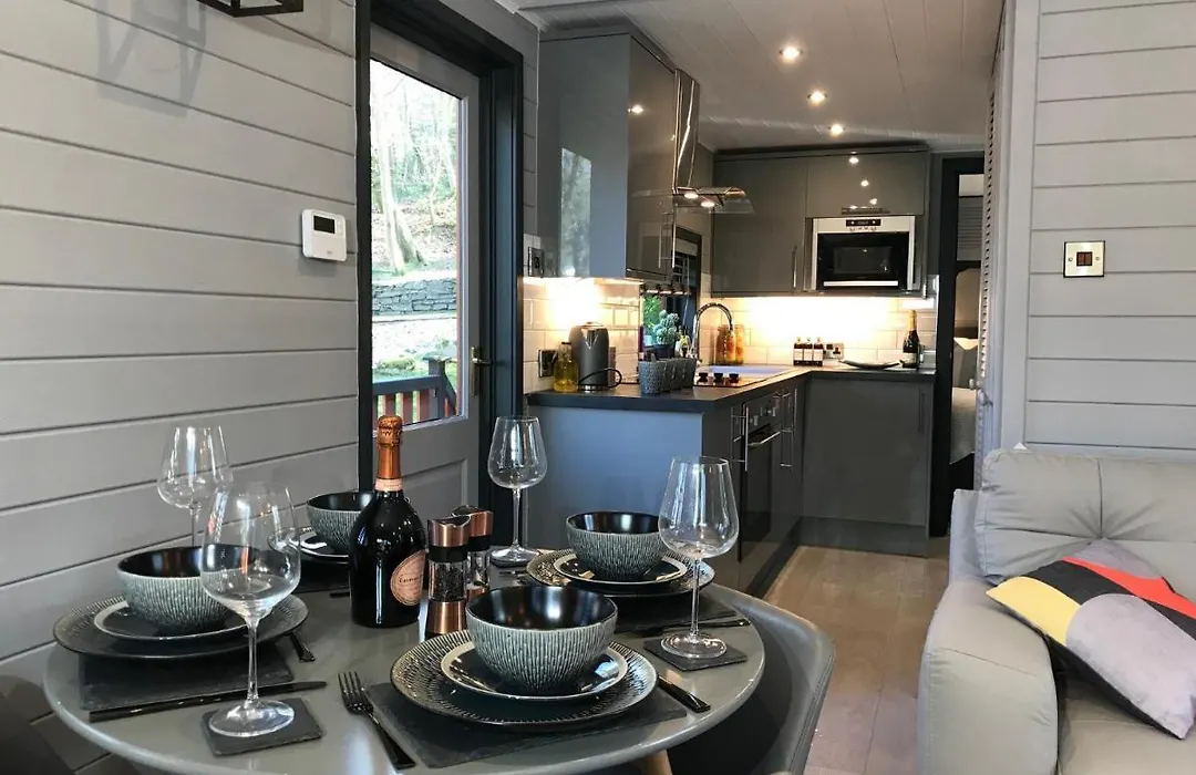 L11 - The Harlech Lodge With Hot Tub-1