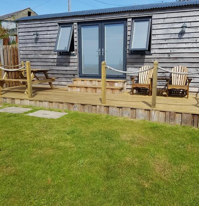 Allibella Shepherds Hut, Amazing Seaview, Private Garden, Pet Friendly-1