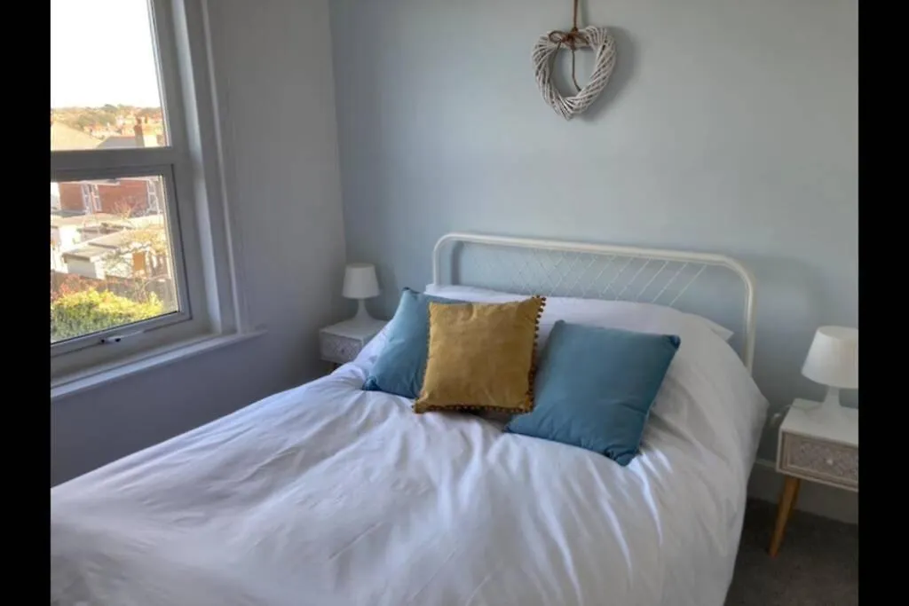 No43: Versatile 4Br Coastal Home With Summer House-1