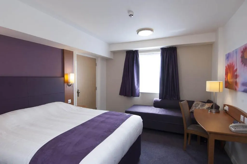 Premier Inn Edinburgh Princes Street-1