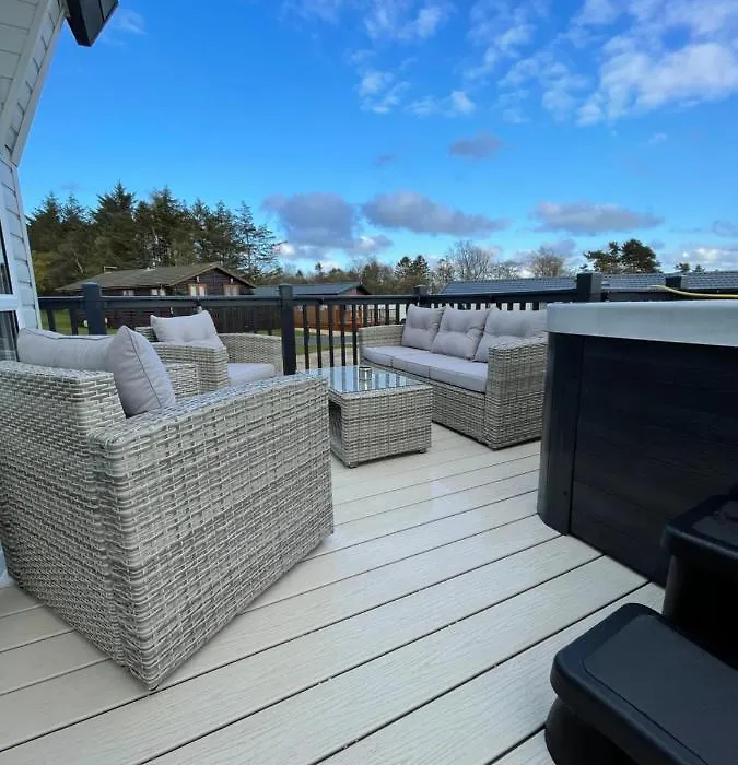 Eagles View - 2 Bed Hot Tub Lodge With Free Golf, No Buggy-1