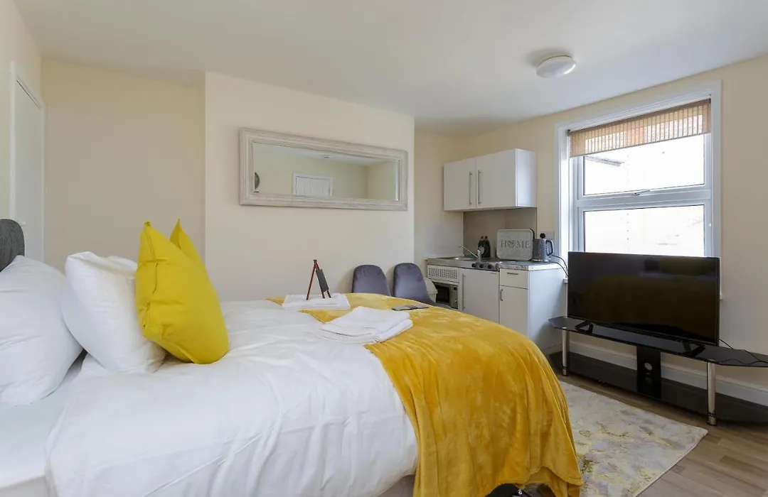 St Mary'S Modern Central Huge Studio Apartments-1