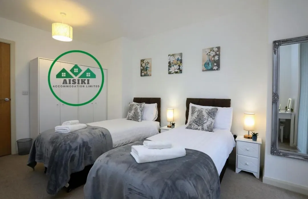 FW Haute Apartments: Queensbury Ground Floor with Wi-Fi and Parking-1
