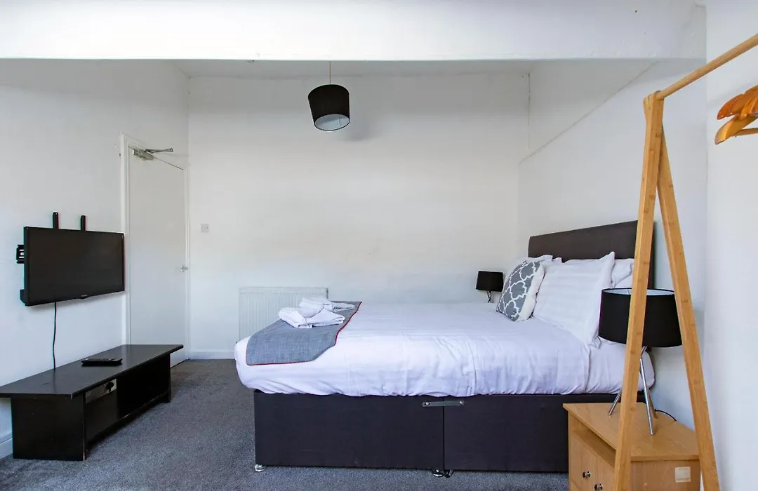 Montague House Apartments-1