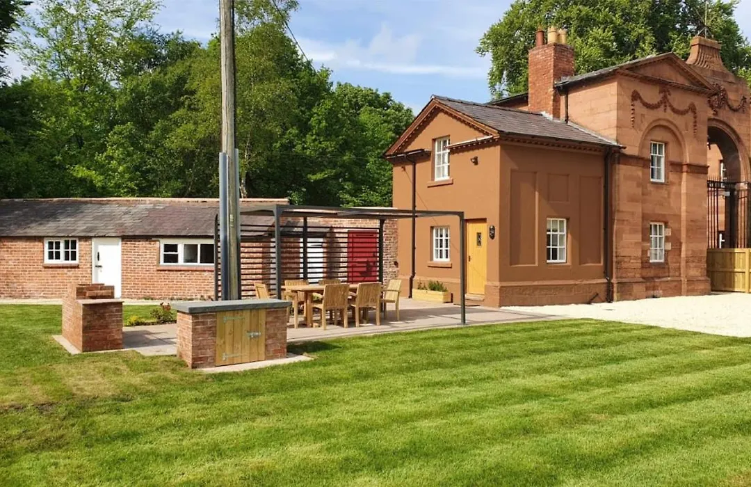 Oulton Park Lodge-1