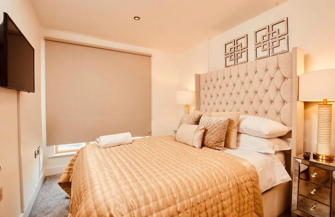 Primedoorstep Deluxe City Apt, River Canal View& Free Parking!-1