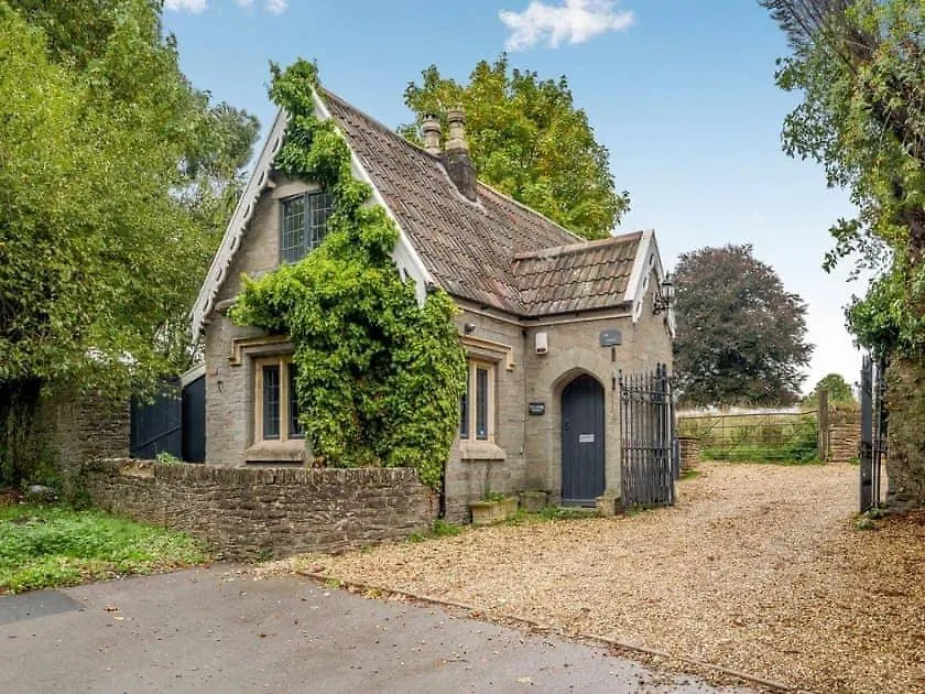 2 Bedroom Cosy Cottage With Hot Tub In Hambrook Close To Bristol City Centre-1