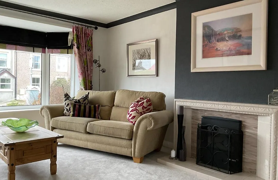 Ramsey House - Luxury Licensed B&B - Parking And Guest Lounge-1