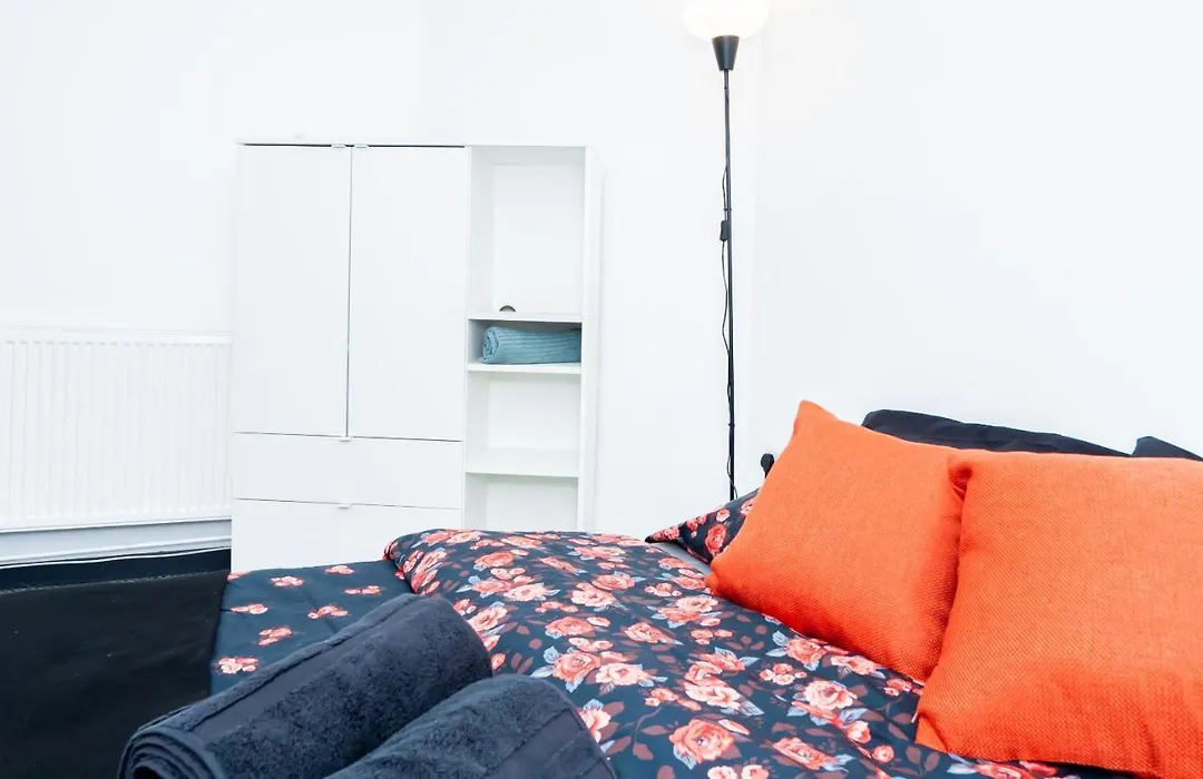 Shirley House 3: City-Center Self-Catering with Smart Check-In-1