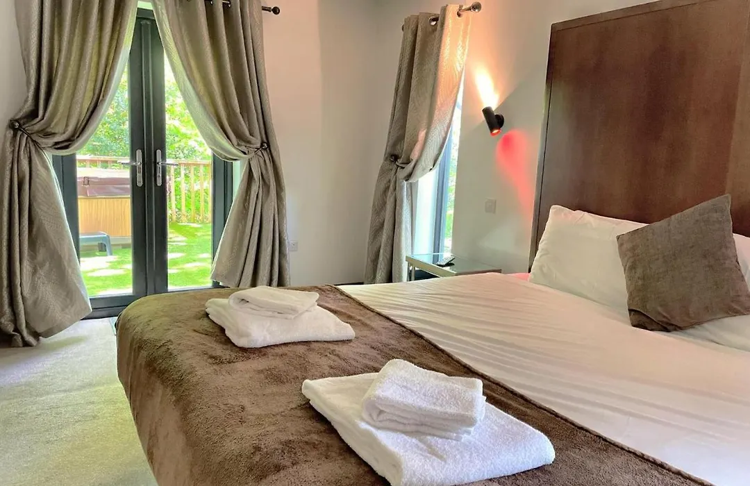 Bluestone-Hot Tub-Woodlandlodges-Pembrokeshire-Tenby-1