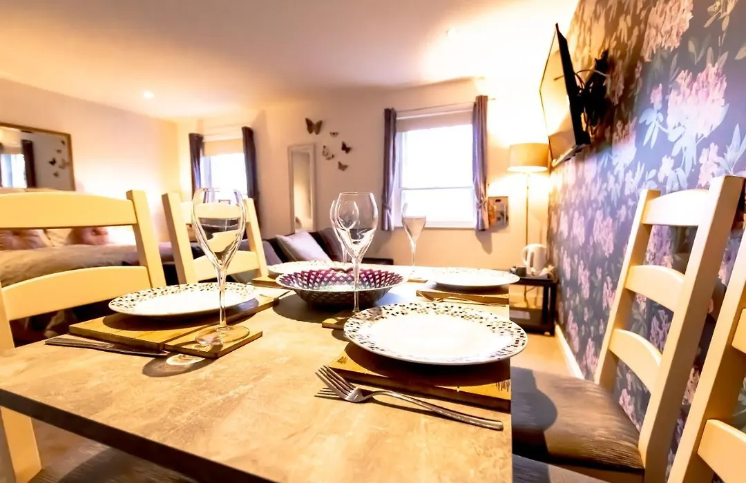 Chester City Studios With River Views And Parking By Rework Accommodation-1