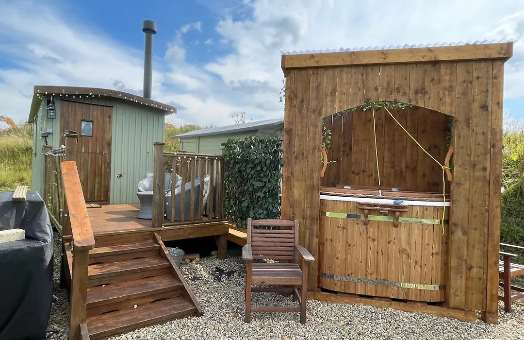 Oakley View Shepherds Hut With Hot Tub-1