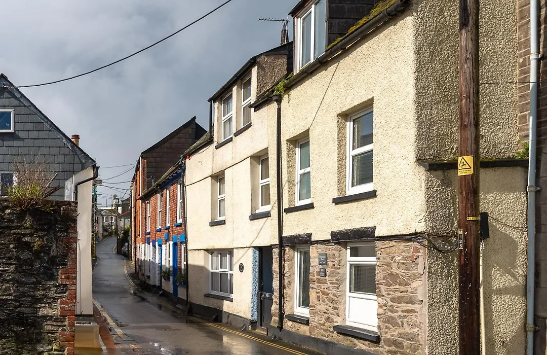 Inviting Traditional Fishermens Cottage In The Heart Of The Village, Close To The Harbour-1