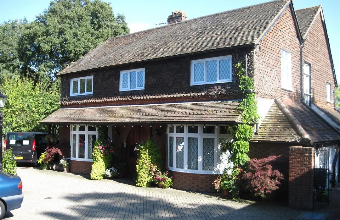 Trumbles Gatwick B&B, Peaceful Stay With Parking & Easy Airport Access-1