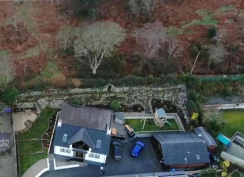 Donard Shadow Lodge-1
