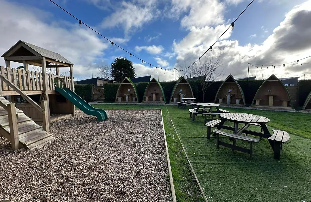 Black Bull Retreat, Barmston With Private Hot Tubs-1