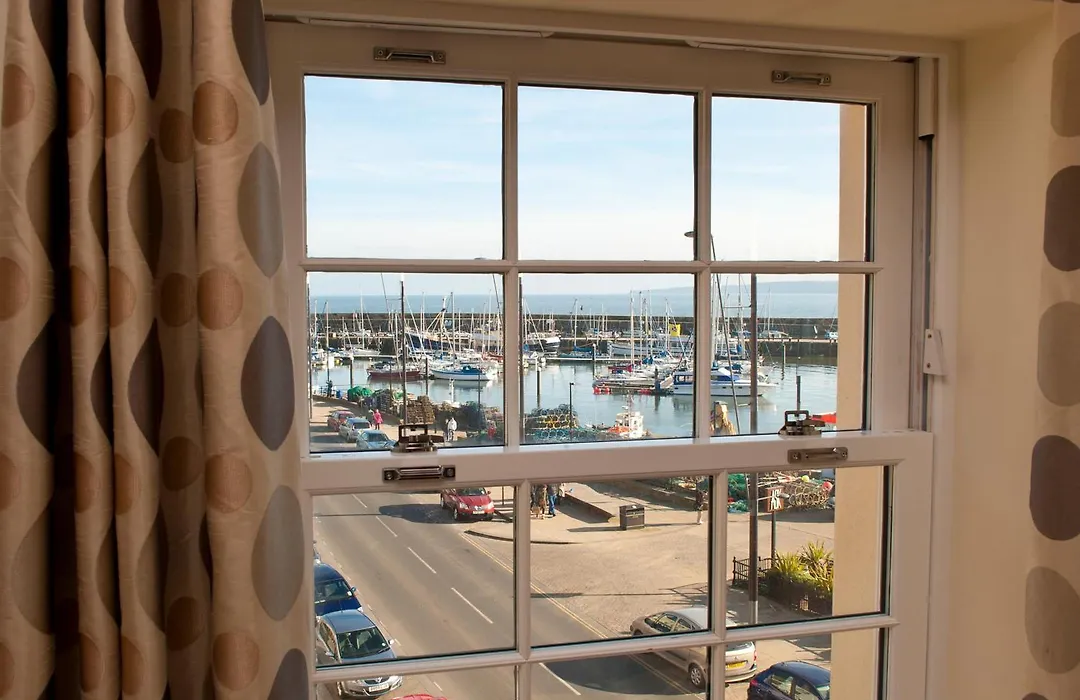 Harbourside Apartments With Private Parking-1