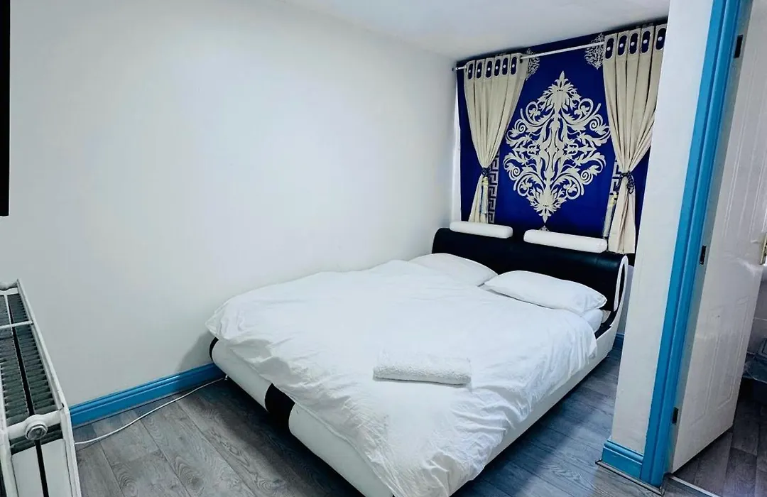 Unique Private Rooms - Bolton Central, Free Parking-1