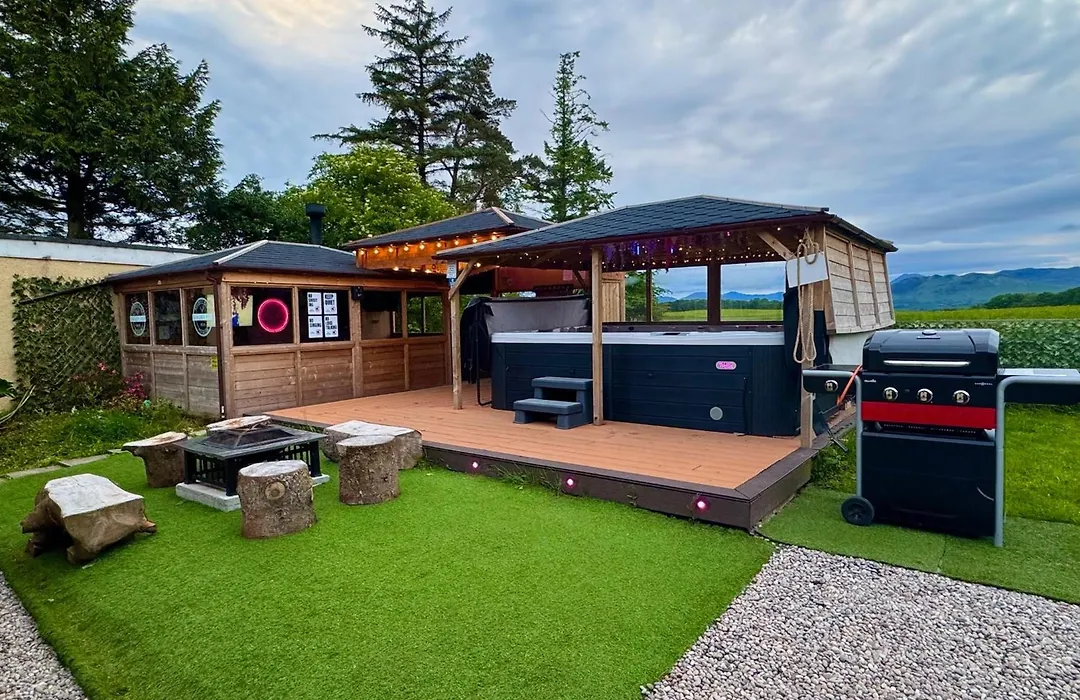 Finn Village "Mountain View Cottage" Private Garden, 9-Seater Hot Tub, Firepit & Pizza Stove-1