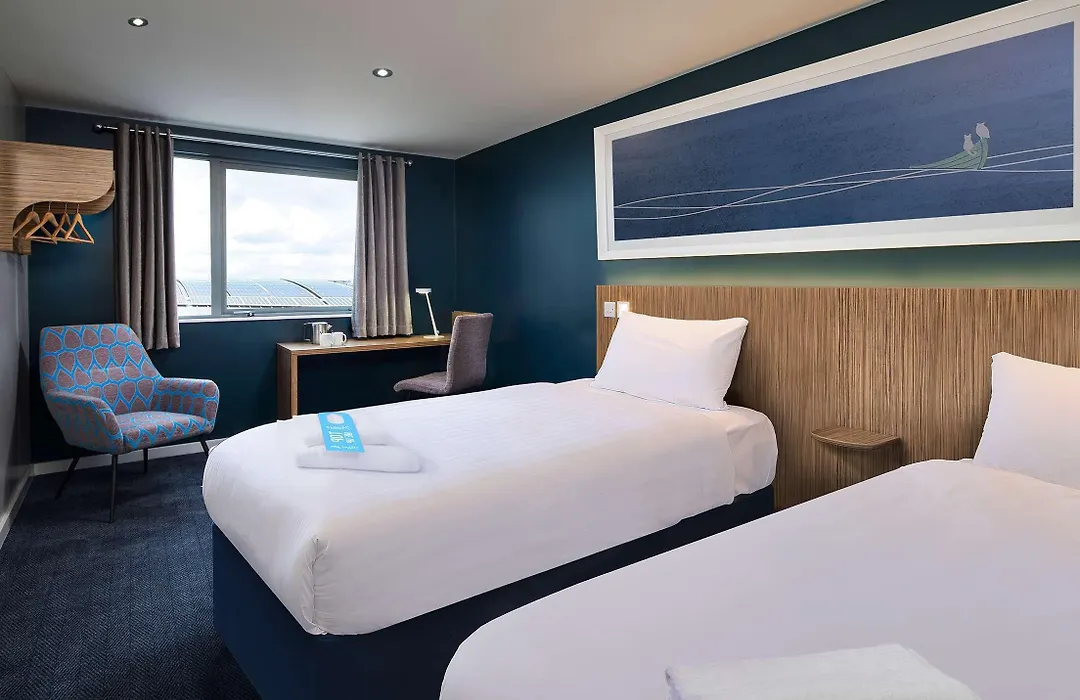 Travelodge Bath Waterside-1