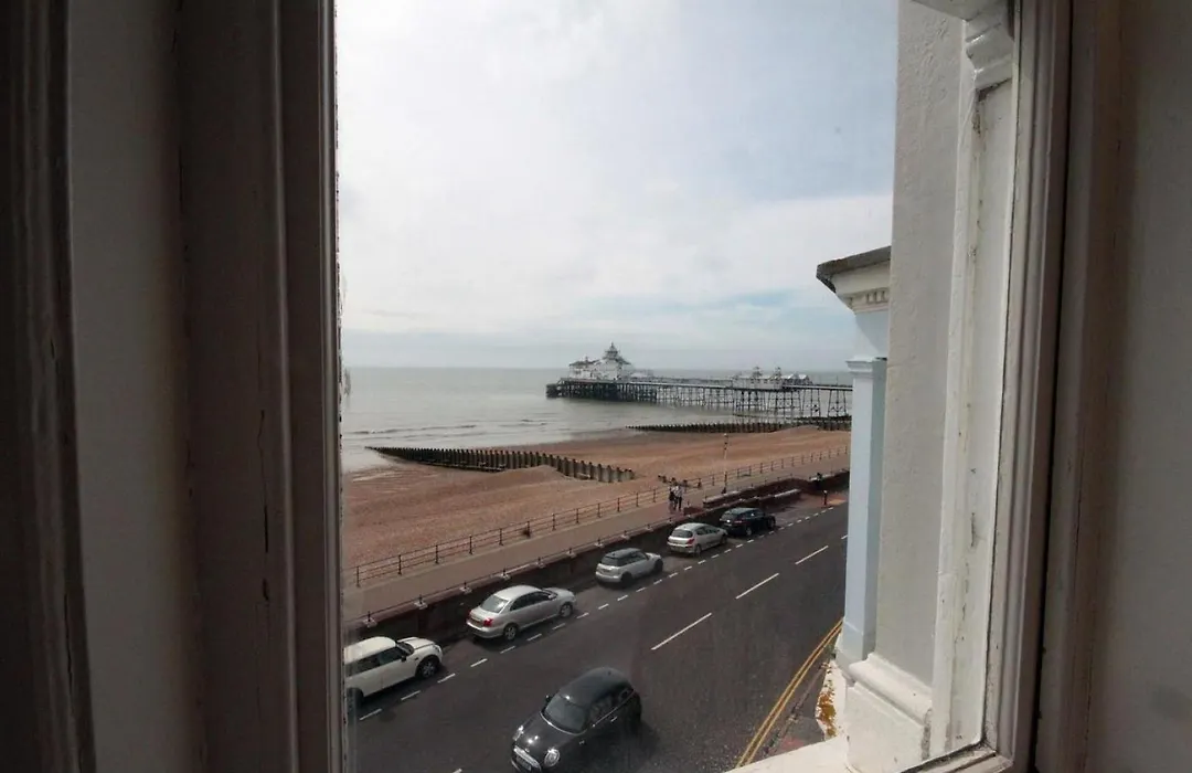 Oyo Marine Parade Hotel, Eastbourne Pier-1
