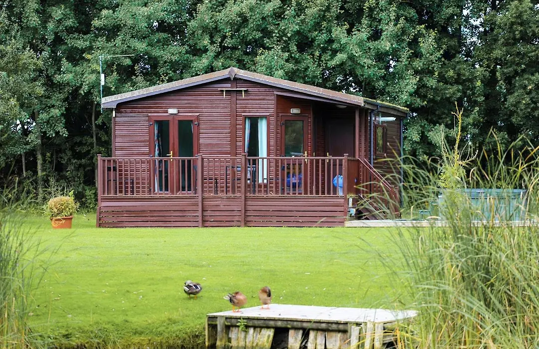 Paradise Lakeside Lodges-1