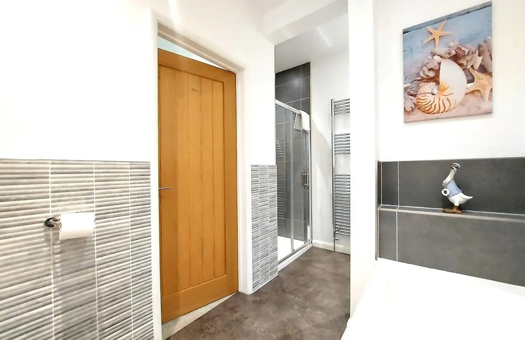 Meadow View Apartments Are 2 And 3 Bedroomed With Private Parking-1