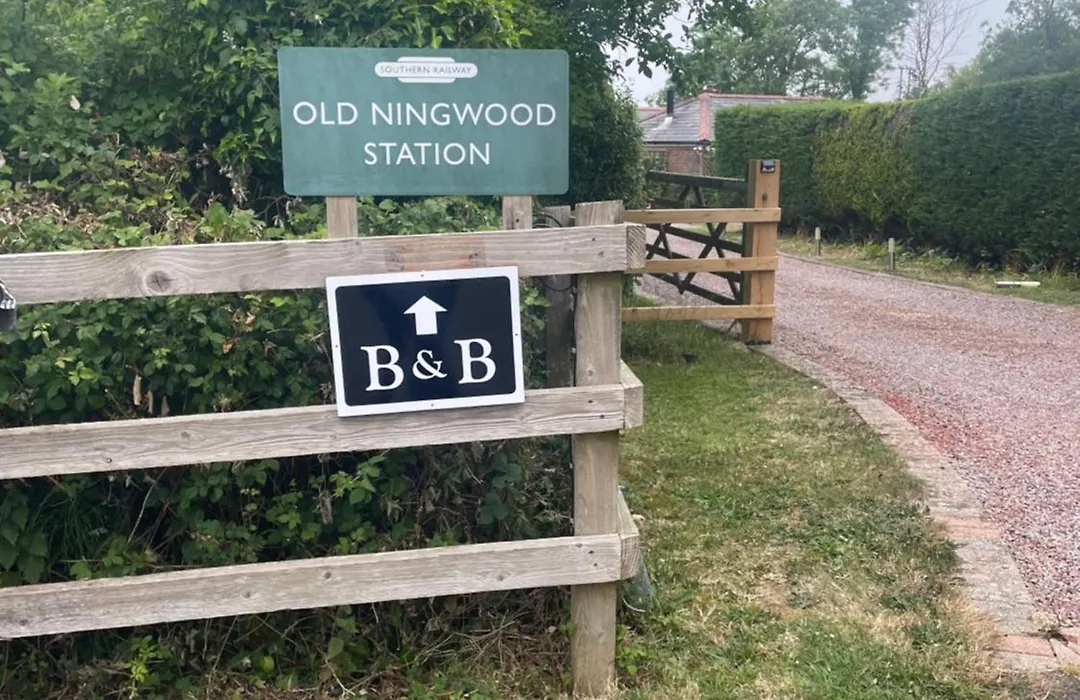 Old Ningwood Station Bed & Breakfast, Ningwood, Isle Of Wight Po41 0Tg-1