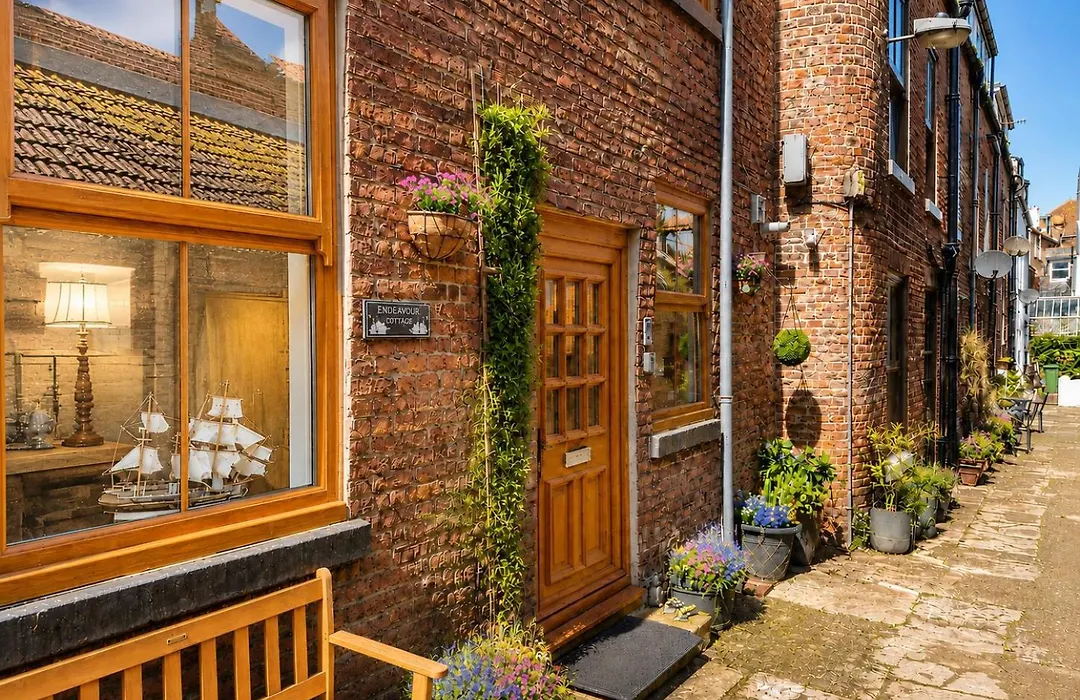 Endeavour Cottage Whitby Quiet Old Yard Fishermans Cottage-1
