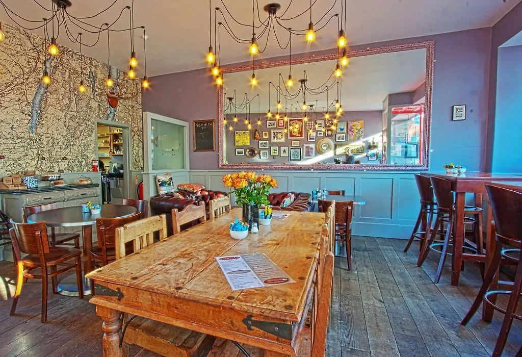 Monties Guest House - Adults Only-1