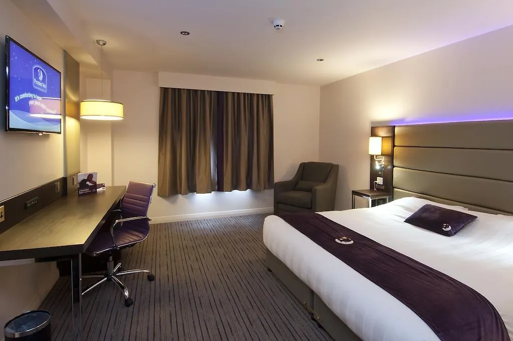 Premier Inn Woking Town Centre-1