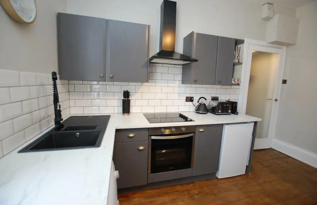 City Centre 1 Bed Apartment - Modern & Bright-1