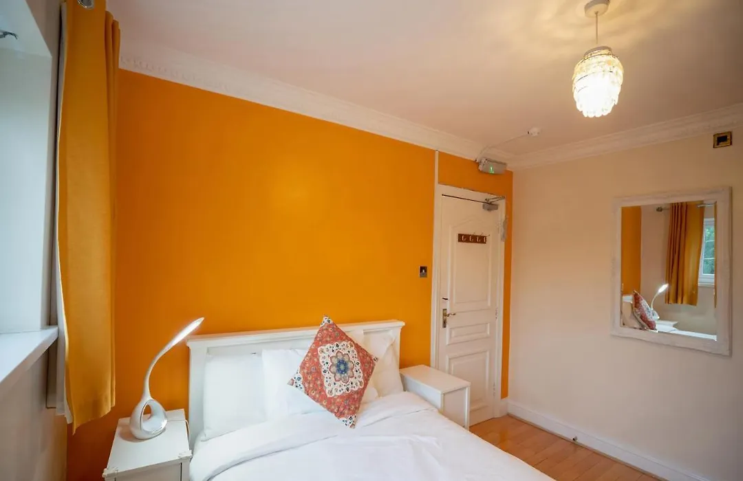 Oyo Oakcroft Guest House Manchester Airport-1