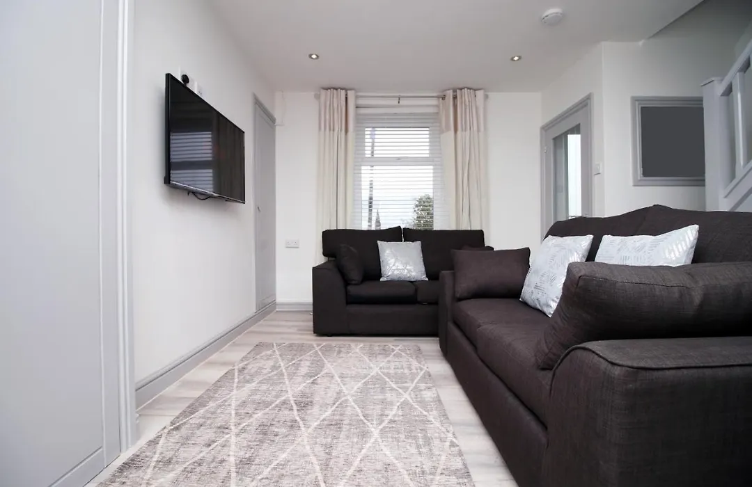3Br Home With Parking In Swansea-1
