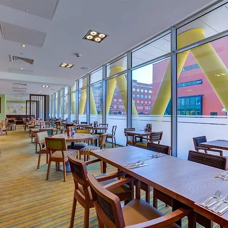 Premier Inn Cardiff Bay-3