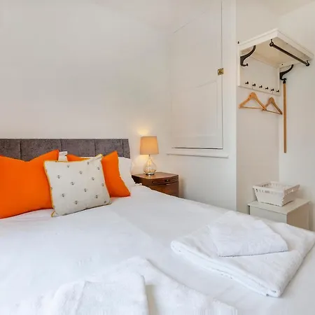 Woodlea House With Free Parking-2
