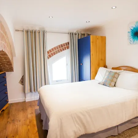 Albion Guest House & Apartments-3