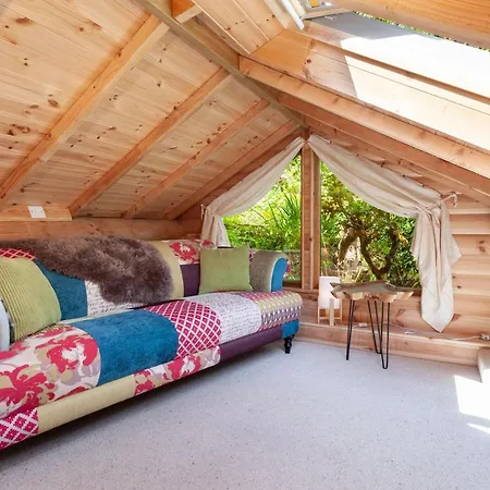 Porthole Log Cabin-2