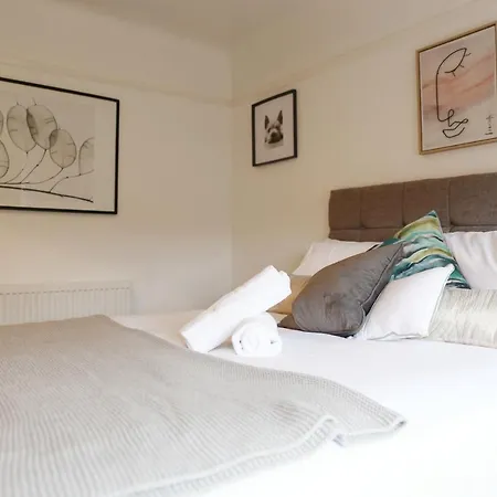3Br House Sleeps 8 Close To Chester Zoo-3
