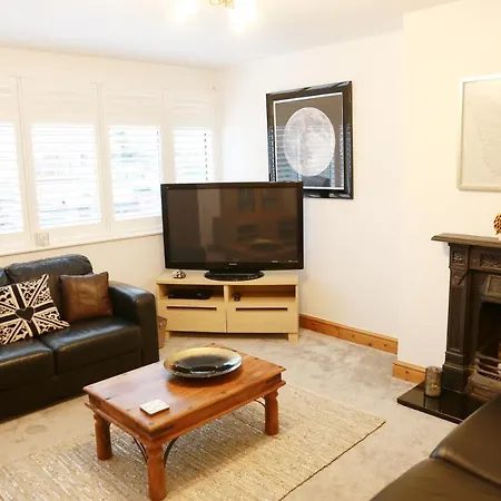 3Br House Sleeps 8 Close To Chester Zoo-2