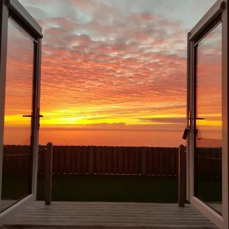 Allibella Shepherds Hut, Amazing Seaview, Private Garden, Pet Friendly-3