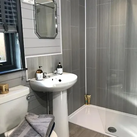 L11 - The Harlech Lodge With Hot Tub-3