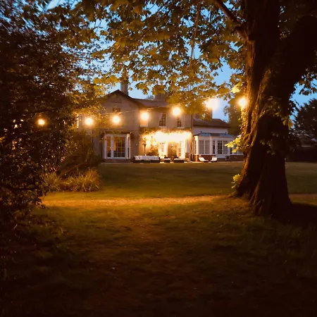 Somerleyton Meadows - The Hideaway Hut & Hot Tub-2