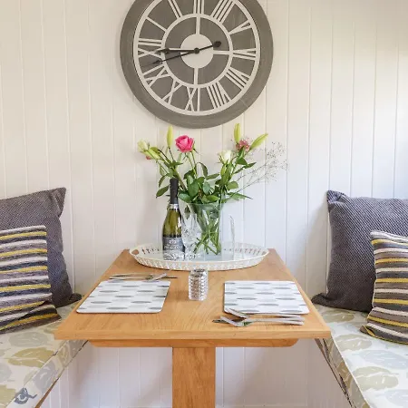 Betws View, Shepherd Hut-2