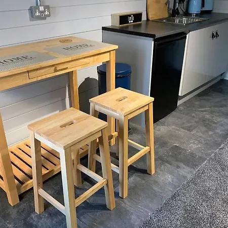 Cosy, Self-Contained Garden Room In City Centre!-2